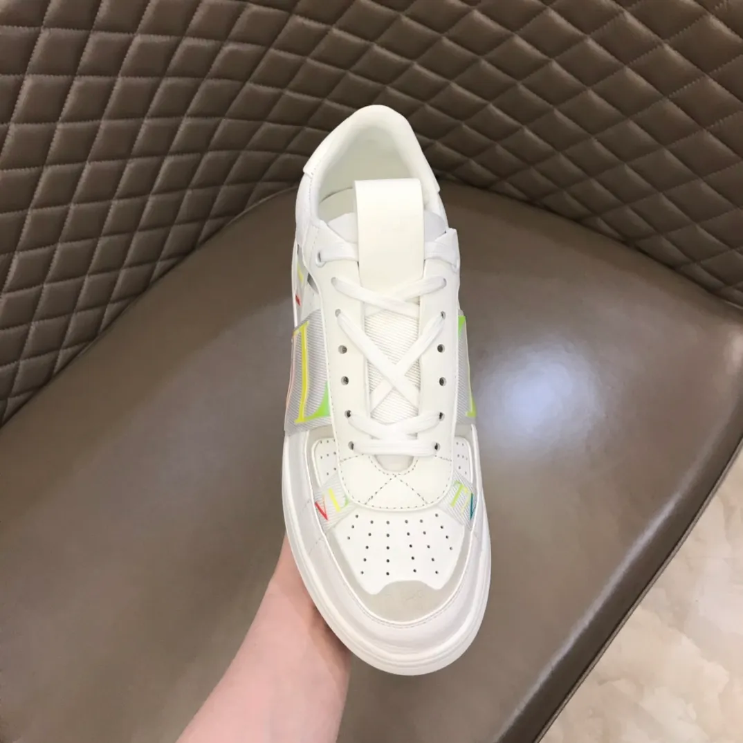 p440 "Valentin*" new spring and summer calfskin lace-up sneakers. No man should be able to refuse these shoes. The classic color scheme is so handsome! Purchase a high-precision replica of the original version to instantly sell off the market currency! 6 VLTN logo rubber effect straps - Valentino Garavani Logo printed on the back and tongue, all materials are customized to ensure quality! Size: 38-44